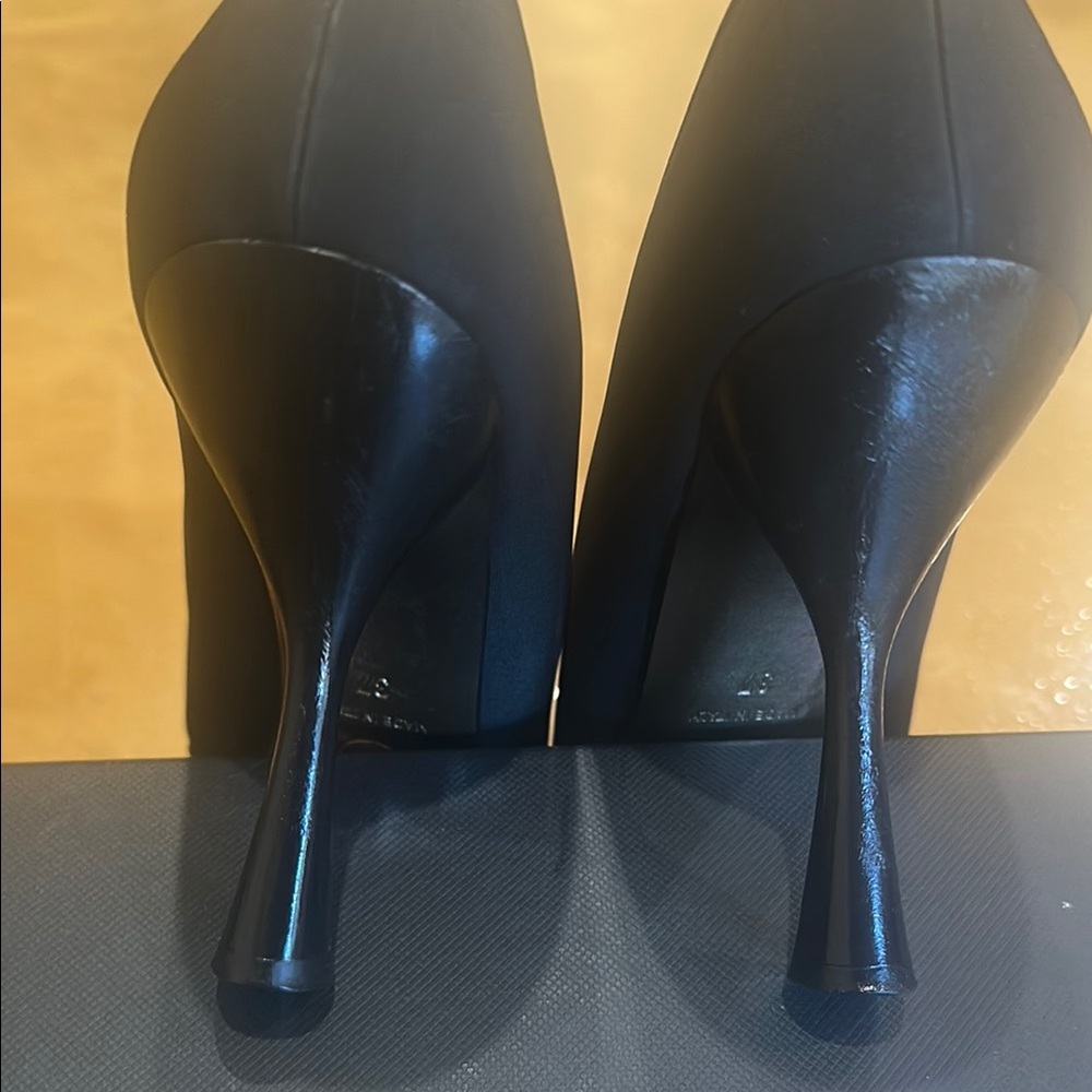 CHANEL Black Pointed Toe Heels. Super elegant and comfortable 3.75 inch heel. - Picture 6 of 8